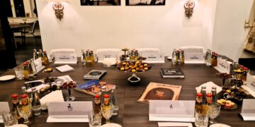 طاولة حكماء الديوان الثانية، مع البروفسورة د. ويندي شاو