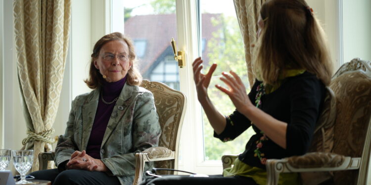 طاولة مستديرة مع خبراء حول التوحد