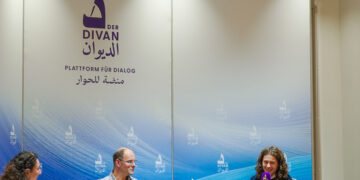 انسجامٌ  وتناغم بزوايا حادّة