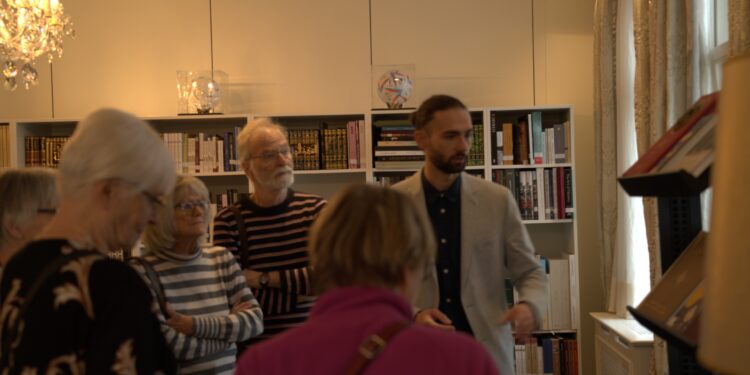 نظرة خلف الكواليس